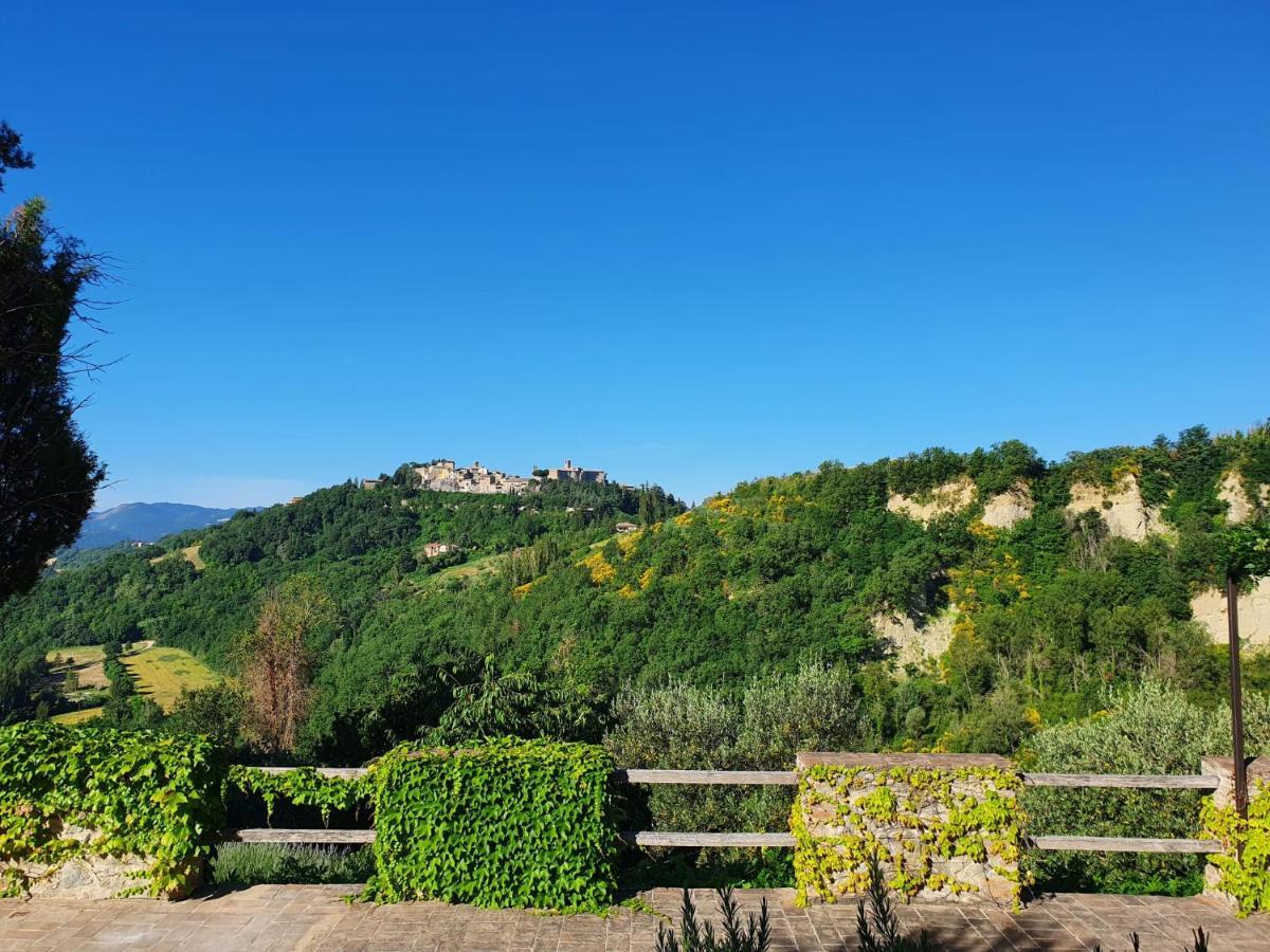 Borgo Cardaneto Bed and Breakfast Montone  Buitenkant foto